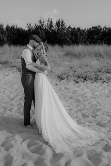 After Wedding Shooting Fischlanddarß : Brautpaar küsst sich im Licht der untergehenden Sonne in Prerow.