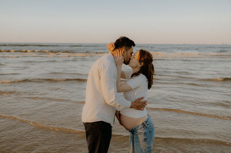 Gefühlvolle Fotos werdender Eltern bei einem Babybauchshooting in Prerow am Meer.