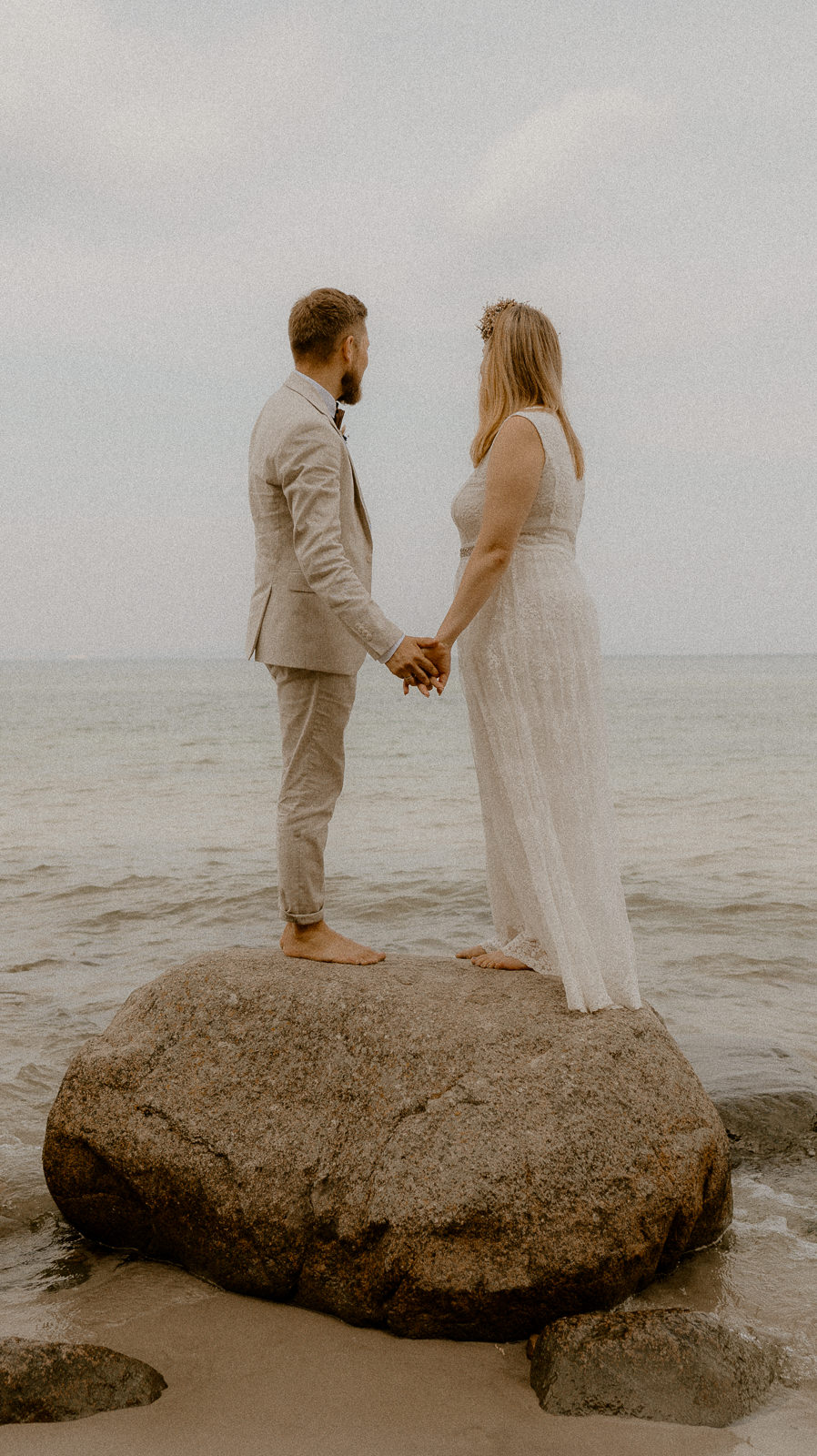 Hochzeitsfotograf Rettungsturm Binz – Hochzeitsshooting Rügen – Hochzeitsfotograf Göhren – freie Trauung Ostsee – Strandhochzeit Sellin – Hochzeit im Herrenhaus Bothmer – Fotograf Trauung Schloss Ralswiek – Hochzeitsfotograf Gutshaus Krimvitz– Hochzeitsplaner Rügen – Heiraten am Kap Arkona – Hochzeitsfotografie Ummanz – Trauung Kurhaus Binz – Monique Krüger Fotografie