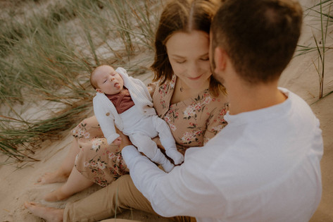 Neugeborenenzauber am Strand von Nienhagen. Eure Babyfotografin in Rostock und Umgebung. Bucht hier euer Babyshooting.