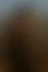 Schwarz gekleidete Braut mit Lederjacke. Begleitet von Fotografin für besondere Elopementhochzeiten an der Ostsee.