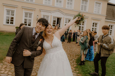 Tolle Gruppenfotos nach einer unvergesslichen Hochzeit im Lokschuppen. Ein strahlendes Pärchen feiert mit Freunden und Familie. Eure Hochzeitsfotografin Monique hält eure Erinnerungen in Pasewalk fest.