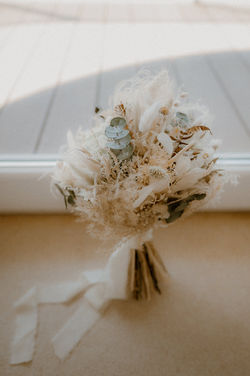 Trockenblumen Brautstrauß bei Strandhochzeit in Wismar. 