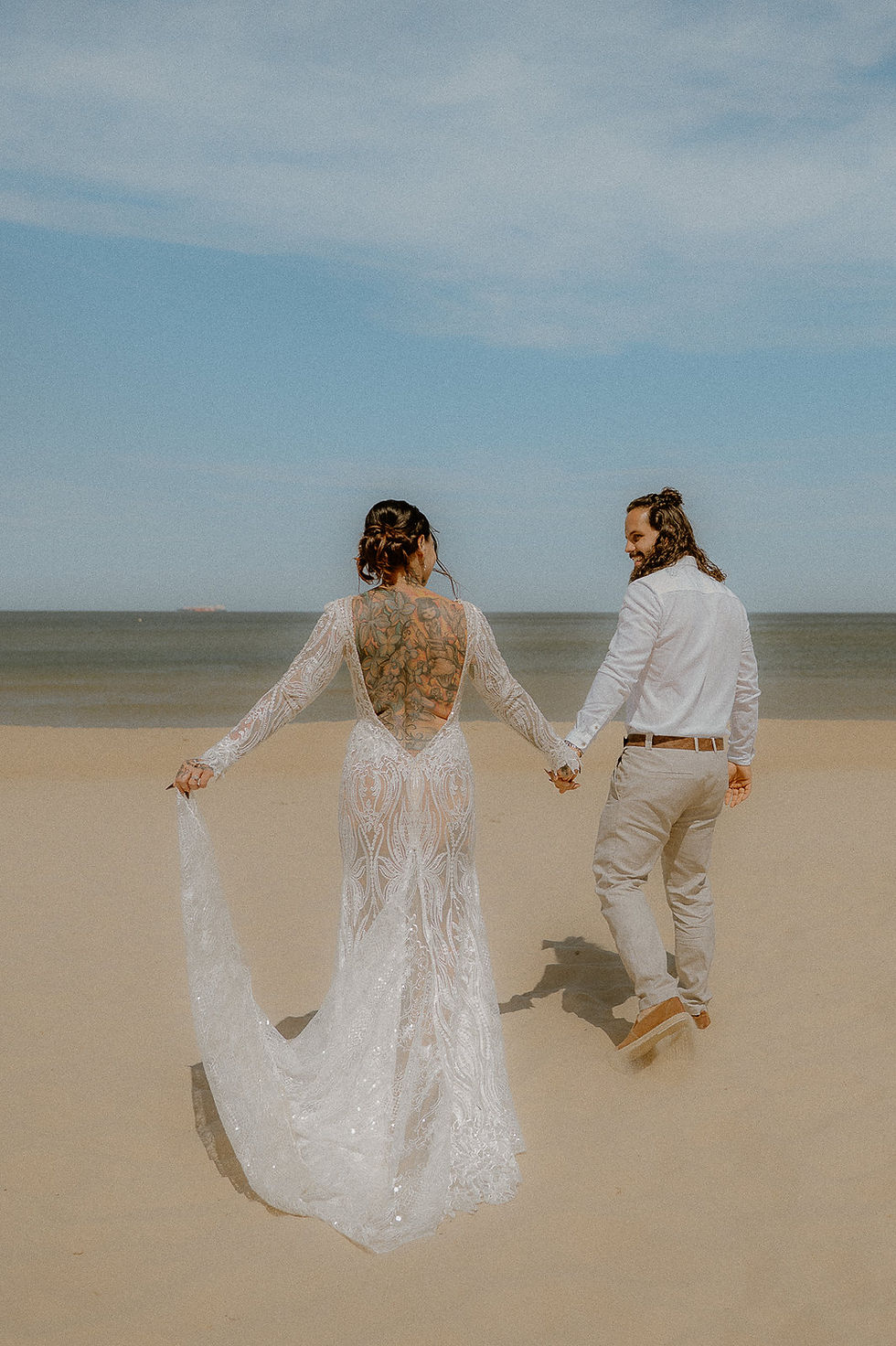 Paarshooting in Warnemünde am Strand. Hochzeitsfotograf in Rostock für Trauungen zu Zweit. Zu Zweit heiraten im Standesamt Rostock.