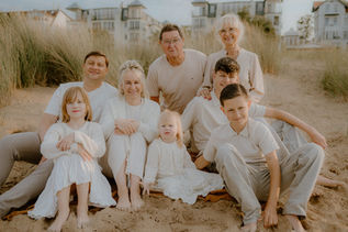 Familienfotograf Usedom – harmonisches Mehrgenerationen-Shooting in Ahlbeck, Eltern, Kinder und Großeltern gemeinsam am Meer.