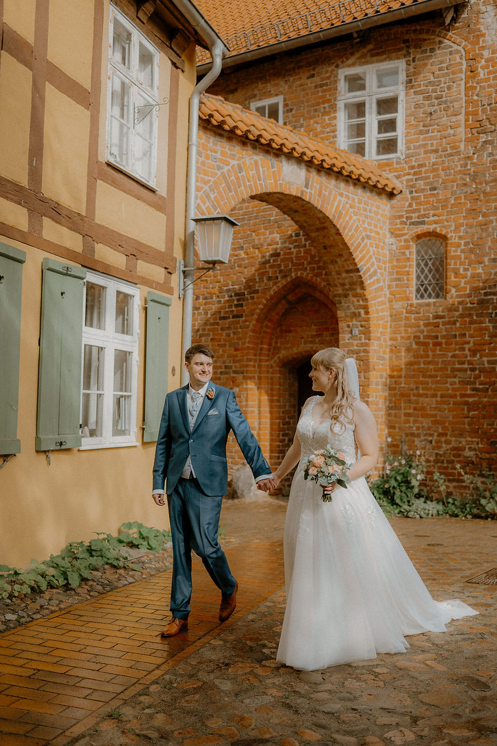 Romantische Paarfotos unter den alten Bögen am Friedländer Tor. Ich lasse die Geschichte der Stadt mit eurer persönlichen Liebesgeschichte verschmelzen. Ich bin eure Fotografin für zeitlose Bilder in Neubrandenburg.
