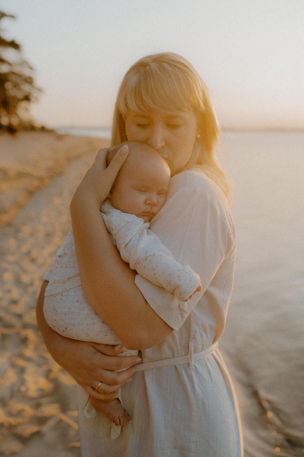 Naturnahes Familienshooting in Marlow. Eine Familie verbringt eine wertvolle Zeit zusammen in der Landschaft Mecklenburgs. Monique ist eure liebevolle Familienfotografin in Marlow.