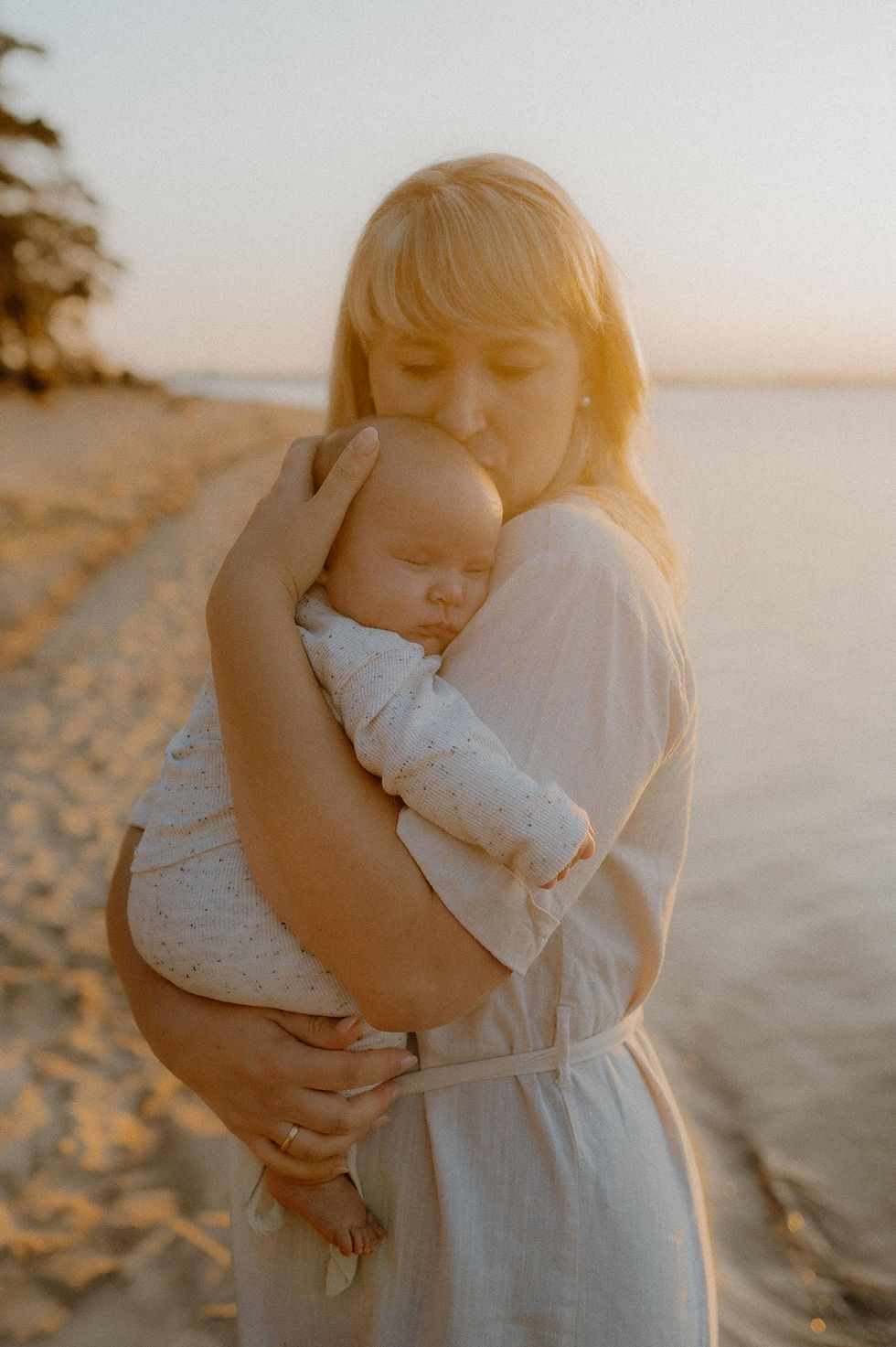 Naturnahes Familienshooting in Marlow. Eine Familie verbringt eine wertvolle Zeit zusammen in der Landschaft Mecklenburgs. Monique ist eure liebevolle Familienfotografin in Marlow.