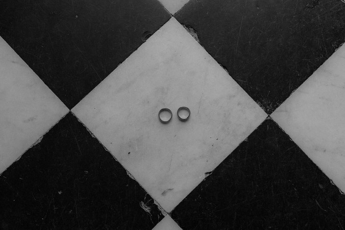 Eheringe bei einer Trauung in Stralsund auf einem schwarz-weiß gefliesten Boden