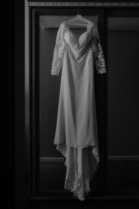 Brautkleid hängt beim Getting Ready im Schloss Basthorst am Schrank. Hochzeitsfotograf in Schwerin und Umgebung. Ich begleitet eure Hochzeit einfühlsam und beratend.
