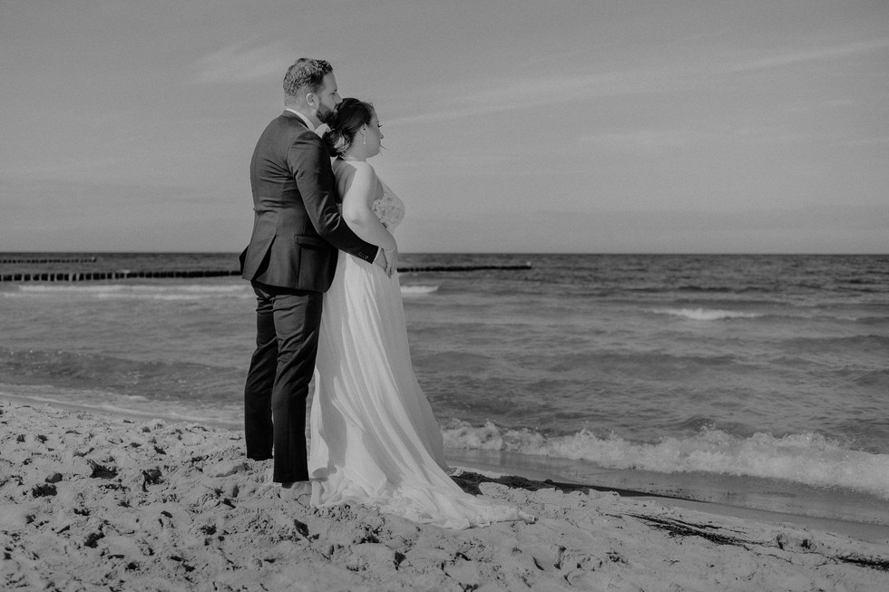 After Wedding Shooting - Fischlanddarß - Paarshooting Zingst - Hochzeitsfotograf Prerow - Heiraten Ostsee - Meerblick - Hochzeit zu Zweit - Ahrenshoop - Hochzeitsshooting Strand - Freie Traung Ostsee