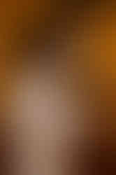 Braut bei ihrer Party am Hochzeitstag in der Wasserburg Turow. Ausgelassene Hochzeitsfeier mit freier Trauung in MV. 