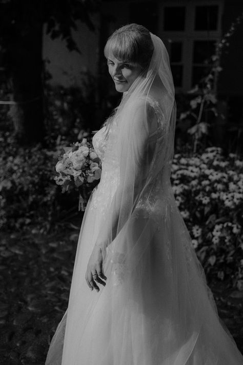 Eine Braut tanzt in Sassnitz in der Sonne  zwischen Blumen. Monique begleitet euch als Hochzeitsfotografin in Sassnitz und Umgebung.