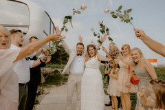 Pärchen lässt sich nach Trauung in Travemünde feiern.