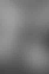 Hochzeitspaar Altstadt: Das Paar läuft durch die Altstadt von Waren Müritz – natürliche Hochzeitsfotografie im Freien.