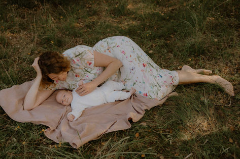 Verkuschelte Babyfotos auf einer Decke im grünen - in Ahlbeck und Umgebung. Monique ist eure einfühlsame Babyfotografin auf Insel Usedom. 