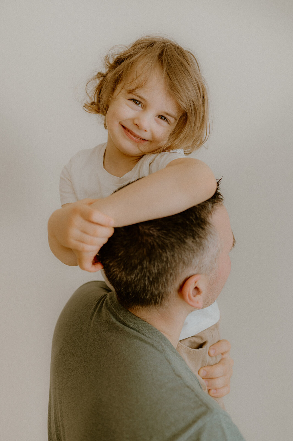 Papa-Kind Shooting Stralsund. Papa spielt ausgelassen zuhause mit seiner Tochter. 