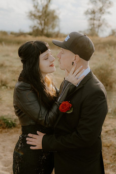 Pärchen schaut sich verliebt in der Natur bei Lütow/Usedom an. Alternatives Elopementshooting Ostsee.