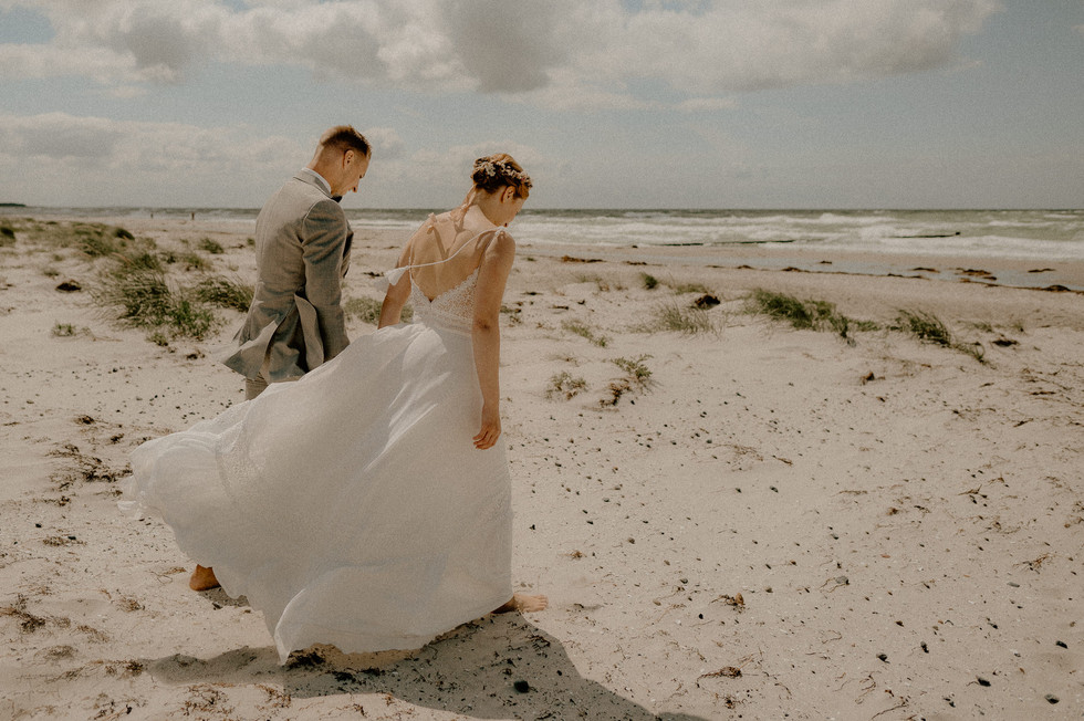 Hochzeitsreportage Hiddensee - freie Trauung Ostsee - Hochzeitsbilder auf Rügen - Fotograf Hiddensee Hochzeiten - Hochzeit zu Zweit Ostsee - Rügen - Binz - Heiraten am Meer - After Wedding Shooting Hiddensee - Hochzeitsfotos Asta Nielsen Haus in Vitte