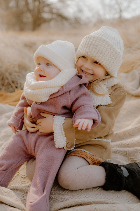 Monique ist als einfühlsame Babyfotografin in Burg Stargard unterwegs, um die Magie der ersten Tage beim Babyshooting für immer zu bewahren.