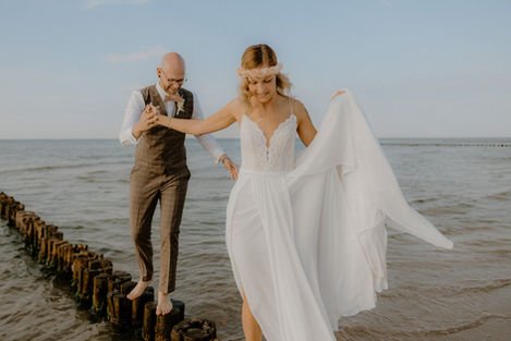 Herzliches After Wedding Shooting in Baabe auf Rügen. Ein Pärchen genießt die Zeit kuschelnd an der Ostsee. Monique ist eure einfühlsame Fotografin für After Wedding Shootings in Baabe.
