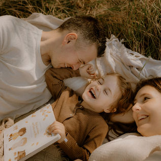 Familie lacht bei einem Fotoshooting in Bad Doberan unbeschwert. Fotograf begleitet Familien für ein Naturshooting in Bad Doberan und Umgebung.