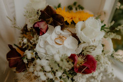 Moderner Brautstrauß in Herbstfarben. Hochzeitsreportage bei Wismar in einem alten Gutshaus. 
