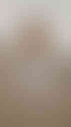 Bäutigam steht freudig lächelnd an der Ostsee. Fotografische Begleitung eures Tages in Travemünde und Umgebung.