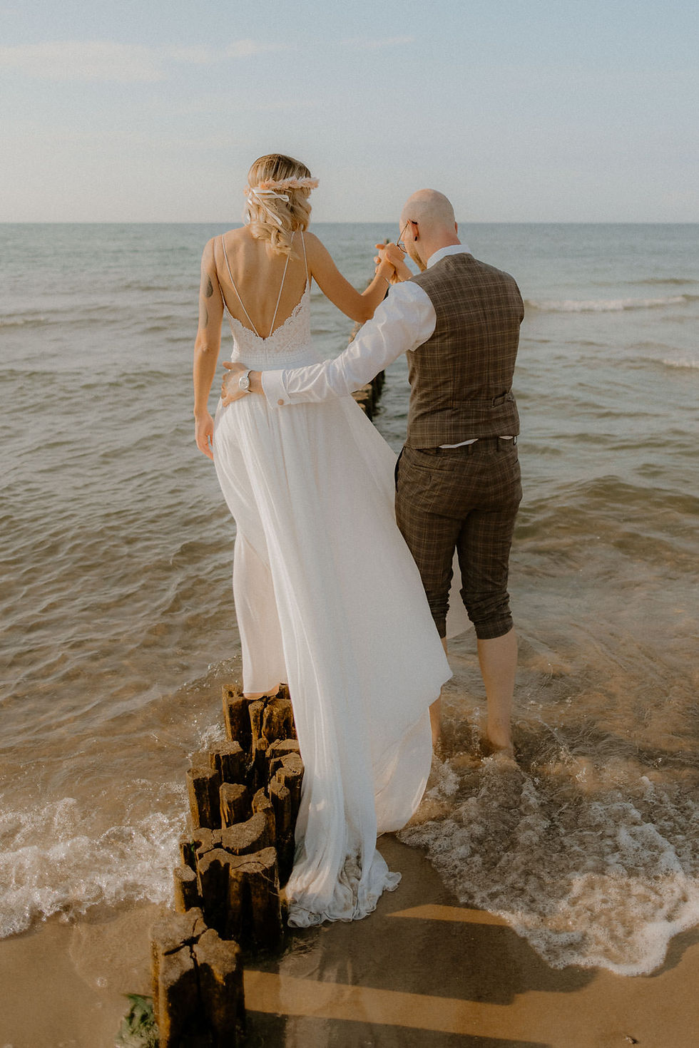Sommerliche Hochzeit auf Rügen. Hochzeitsfotograf begleitet Brautpaar an die Ostsee. Hochzeitsfotos in Putbus, Thiessow, Glowe. 