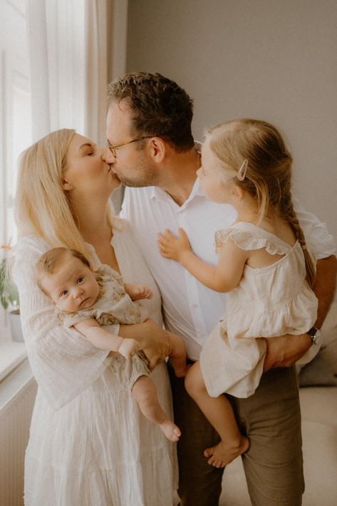 Familien Homeshooting mit Baby in Warnemünde. Monique eure Babyfotografin in Rostock und Umgebung. 