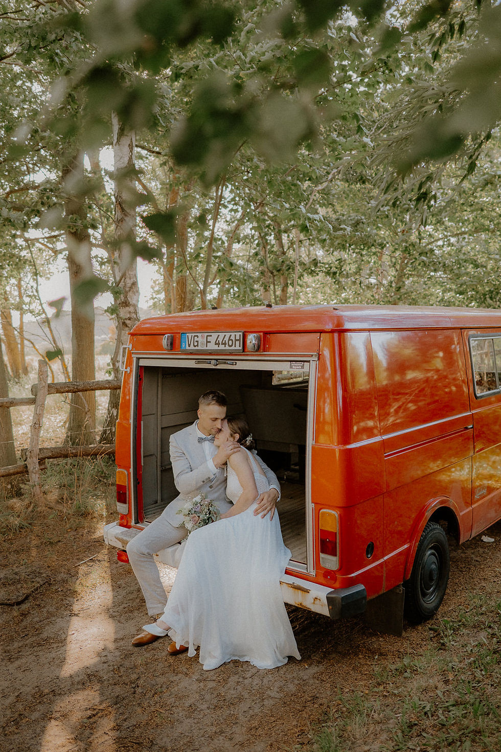 Paarshooting mit Feuerwehrauto bei Gütrow. Hochzeitsfotograf für freie Trauungen in Gut Gremmelin.