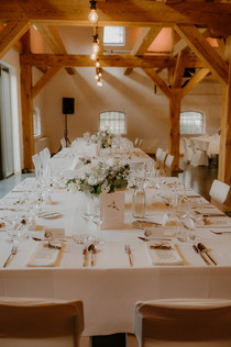 Hochzeitsfotograf Gut Landsdorf – Heiraten nahe Grimmen – Hochzeitslocation bei Stralsund – Location zum Heiraten bei Rostock – Kornspeicher Gut Landsdorf – Brautpaarshooting beim Gutshaus – Fotograf für freie Trauung MV – Heiraten in Mecklenburg Vorpommern