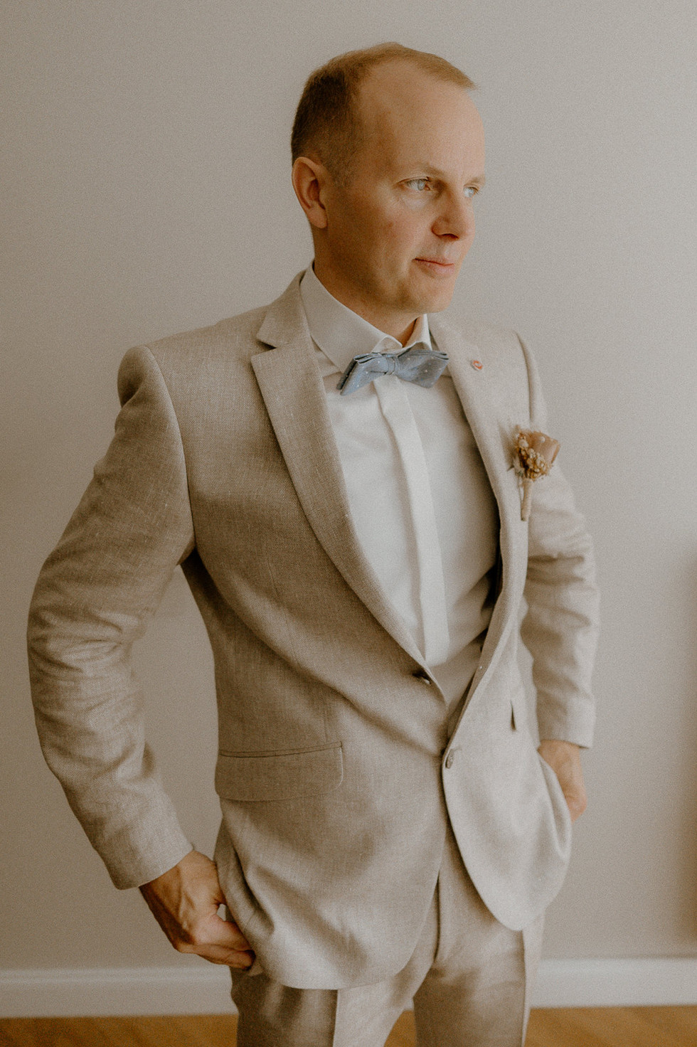 Freie Trauung Rostock – Strandhochzeit Fischlanddarß – Elopementhochzeit Rügen – Heiraten am Strand – Binz – Hochzeitsfotograf Warnemünde – Hochzeitsshooting Zingst – Hochzeit im Schloss Ulrichshusen – Mecklenburg Vorpommern – Hochzeitsfotografie – Hochzeitsplaner Insel Rügen – Brautstrauß Ahlbeck – Frisör Braut Rostock – freie Trauung Garten Stralsund – Hochzeitsfotos Neubrandenburg – Ostseehochzeit Kühlungsborn – Hochzeitsplanung Warnemünde