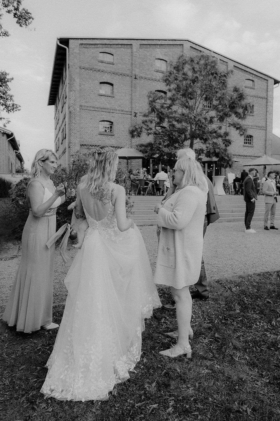 Hochzeitsfotograf Gut Landsdorf – Heiraten nahe Grimmen – Hochzeitslocation bei Stralsund – Location zum Heiraten bei Rostock – Kornspeicher Gut Landsdorf – Brautpaarshooting beim Gutshaus – Fotograf für freie Trauung MV – Heiraten in Mecklenburg Vorpommern