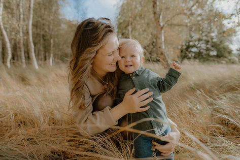 Abenteuerliche Familienfotos in Pütnitz. Eine Mutter hält ihren Sohn liebevoll im Arm – beide lachen herzhaft. Ich bin eure liebevolle Familienfotografin in Pütnitz.