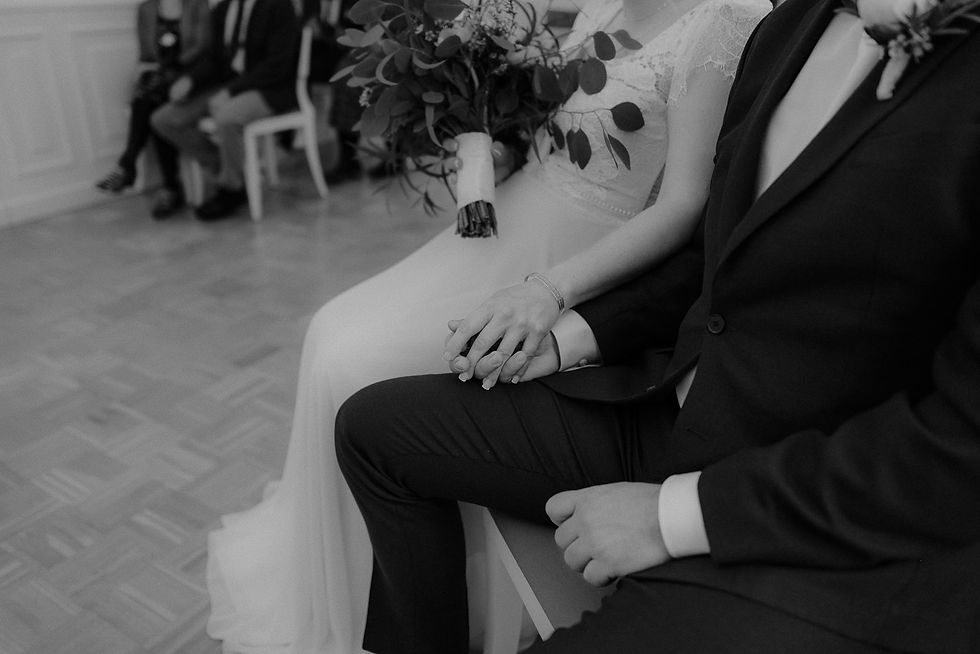 Fotograf hält Details während standesamtlicher Trauung in Rostock fest - Brautpaarfotografie Standesamt Rostock - Fotograf für Trauung Rostock