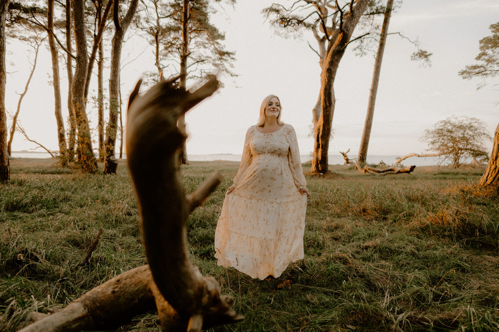 liebevolle Babybauchfotos am Strand bei Greifswald – Fotograf bei Greifswald hält deine Schwangerschaft in Bildern fest – Babybauchshooting im Sonnenuntergang in Greifswald – ein Babybauch Fotoshooting ist auch in Loissin, Lubmin und Weitenhagen möglich