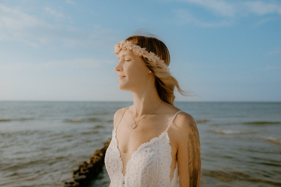 Paar-Fotografie auf Fischland-Darß: Ein ruhiger Moment voller Nähe, während das Meer leise hinter ihnen fließt.