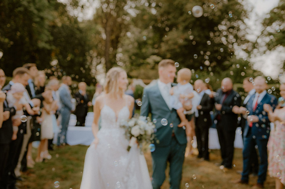 Hochzeit auf dem Lande in MV – Fotograf für Landhochzeit bei Rostock – Heiraten auf Gut Landsdorf nahe Tribsees – Hochzeitslocation auf dem Land – Hochzeitsfotografin für gefühlvolle Reportage – Hochzeitsfotos bei Rostock zum Träumen – rustikale Hochzeitsdekoration MV – Hochzeitsplanung für Scheune bei Rostock