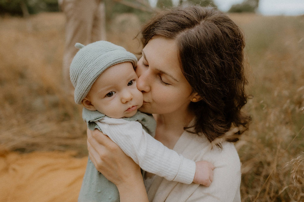 Familienfotograf Rostock & Umgebung : liebevolle Mama- Kind Momente in der Natur beim Kuscheln.