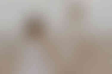 Paar läuft am Strand auf Rügen entlang : Fotografin für liebevolle Paarshootings an der Ostsee. Ich fotografiere Paare in Binz, Sassnitz, Baabe und Göhren!