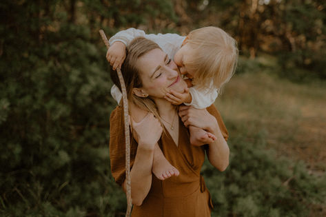 Mama und Sohn schmusen in der Natur bei Rostock. Liebevolle Familienfotografie in MV.