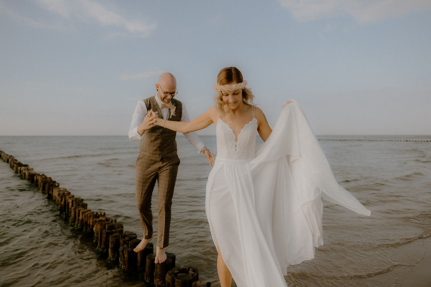 After Wedding Shooting im Sonnenuntergang in Zingst - Brautpaarshooting am Strand von Prerow 