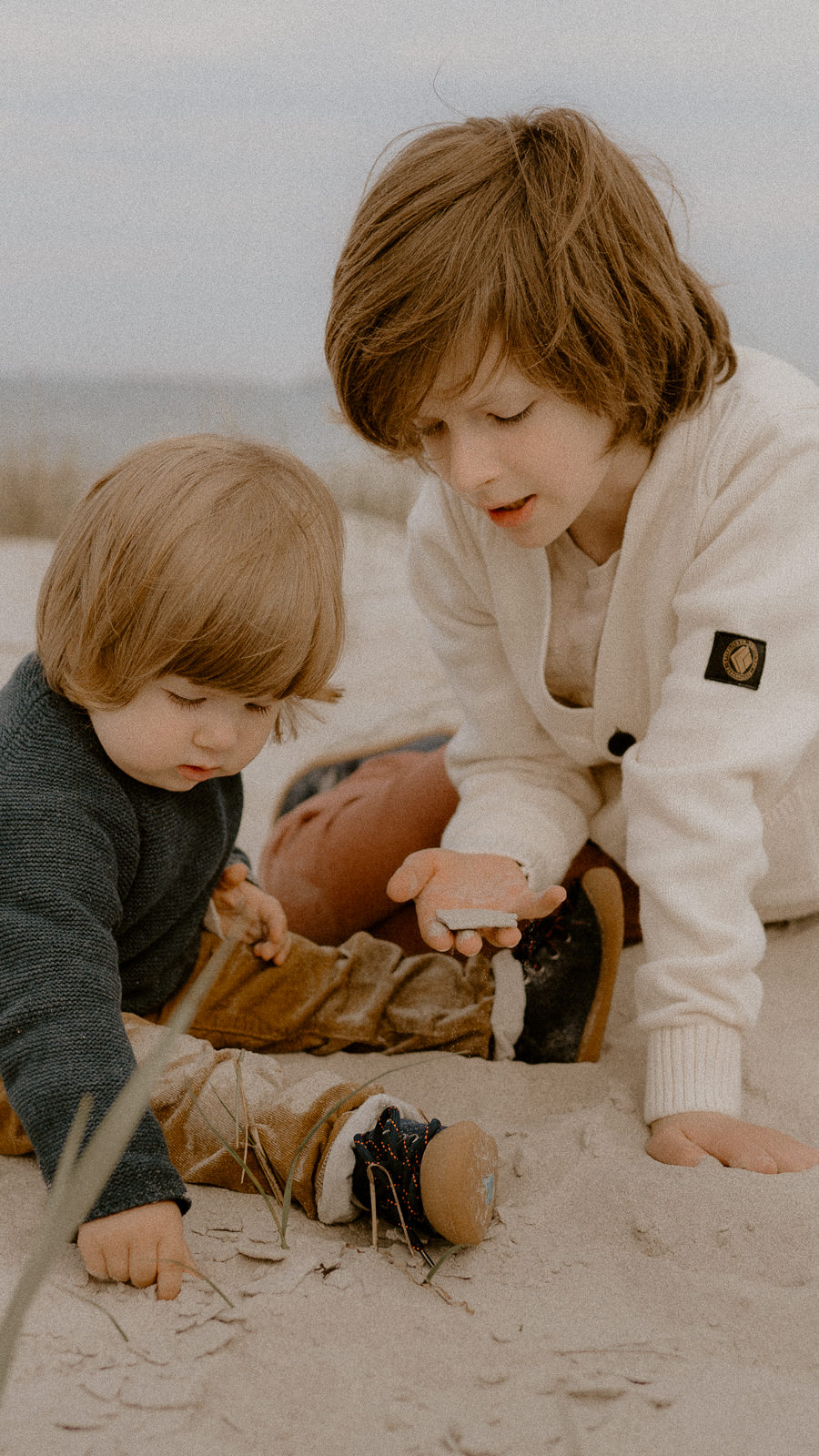 Familienfotograf in Prerow - liebevolles Familienshooting am Strand in Prerow – Fotograf für Familienfotos in Ahrenshoop – Fotoshooting mit Kinder in Wustrow – Familienfotos ganz natürlich bei Prerow – ungestellte Familienfotografie auf Fischland Darss – Fotoshooting als Familie in Zingst am Strand – gefühlvolles Naturshooting mit deiner Familie in Graal Müritz