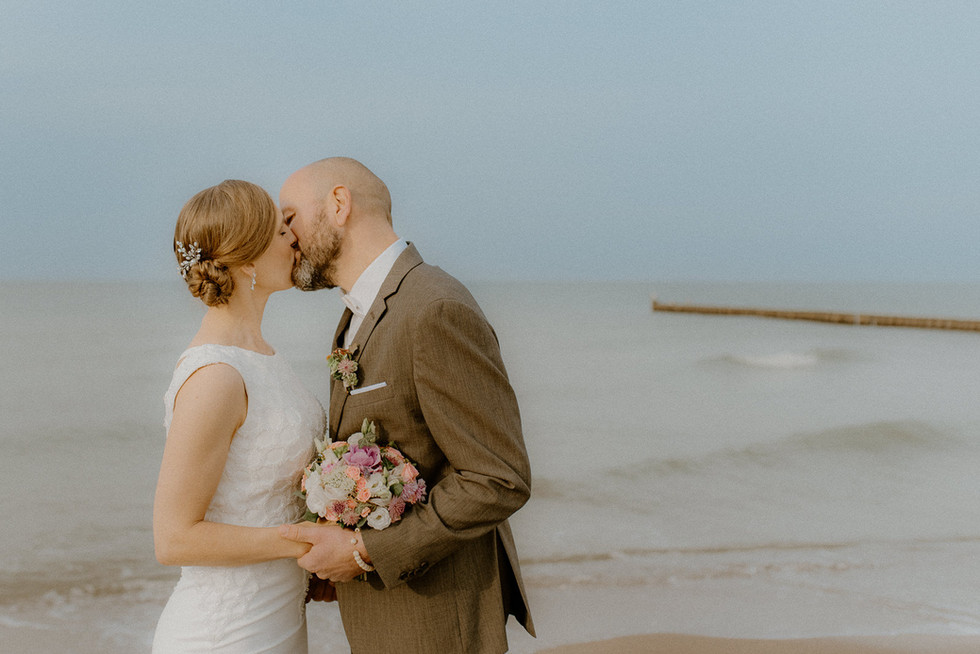 Hochzeitsfotografie Ostsee: Ästhetische Reportage zwischen Dierhagen und Graal-Müritz – authentische Liebe, festgehalten am Meer.