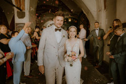 Hochzeitsfotograf Rathaus Güstrow. Paar kommt nach der Trauung aus dem Rathaus - wird gefeiert. 