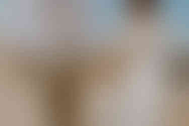 Paar genießt einen ruhigen Spaziergang am Ostseestrand von Usedom und teilt einen Kuss, festgehalten in einer authentischen Hochzeitsreportage.