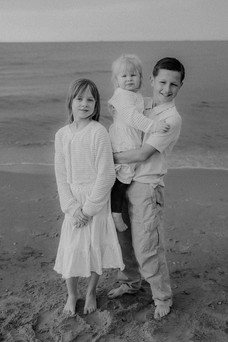 Liebevolle Erinnerungen in Ahlbeck: Geschwister spielen im Sand, während die Großeltern zusehen – Familienfotograf Usedom.