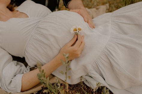 Schwangerschaftsshooting mit Fokus auf emotionale Nähe in Barth. Die Vorfreude auf das kleine Wunder steht im Mittelpunkt. Eure Spezialistin für Babybauchfotos in Zingst.