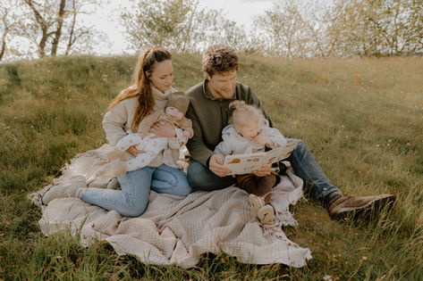 Liebevolle Familienporträts in Marlow. Eine innige Verbindung zwischen Eltern und Kindern wird fotografisch bewahrt. Monique hält euer Glück als Fotografin in Marlow fest.